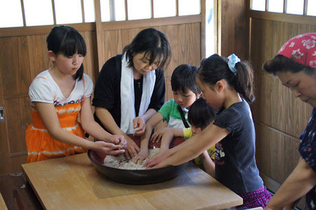 みちのく公園の手作り体験のそば打ち