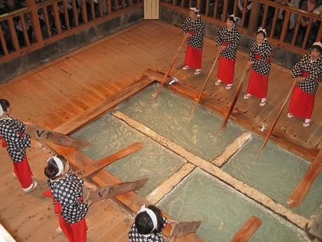 草津温泉の熱乃湯で湯もみをする女性