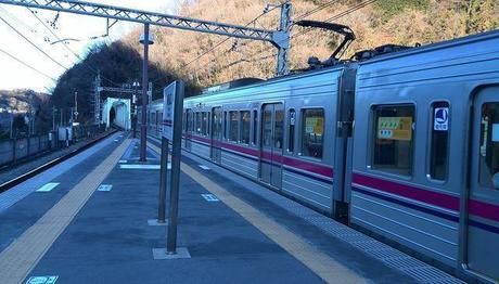ホームに停まった電車
