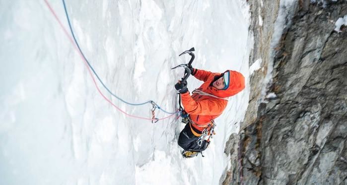 モンテインのジャケット着て雪山を登る男性