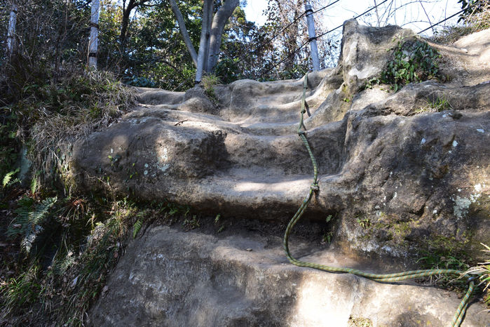 ロープを使って降りる山道