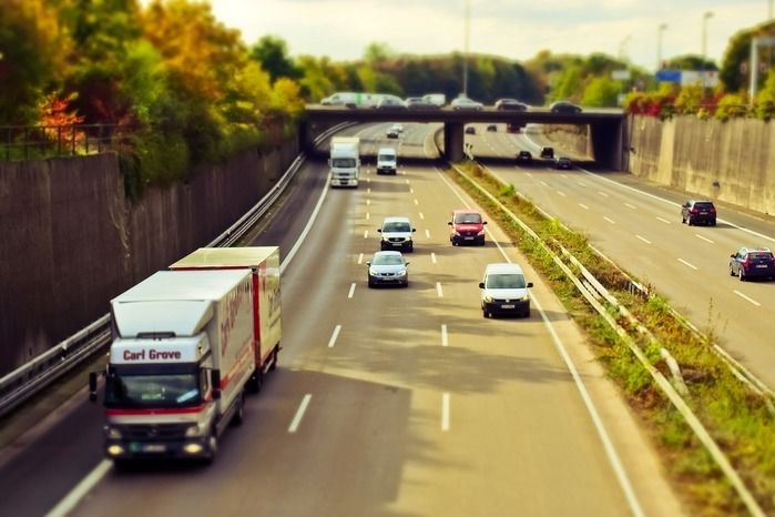 高速道路を走るたくさんの車