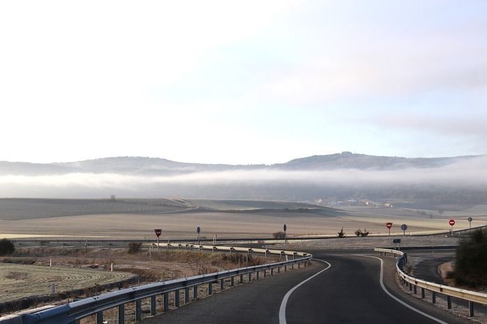 道路の先に見える霧がかった山