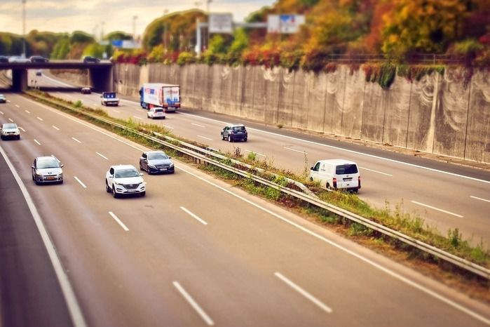 高速道路のレーンを走る車
