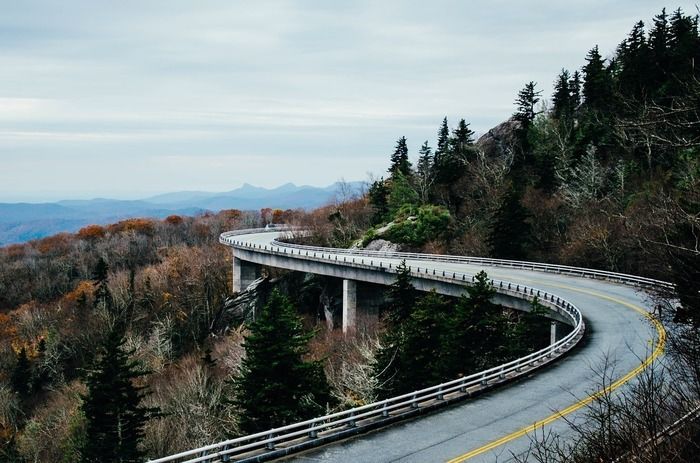 山に沿って走る道路