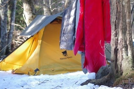 雪山でキャンプする様子