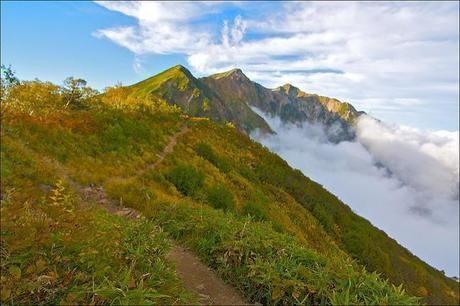 雲がかかる乗鞍岳の山頂付近
