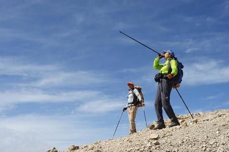 登山風景を楽しむ人