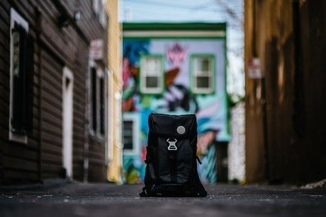 道に置かれた黒いリュック『BACKPAIX』