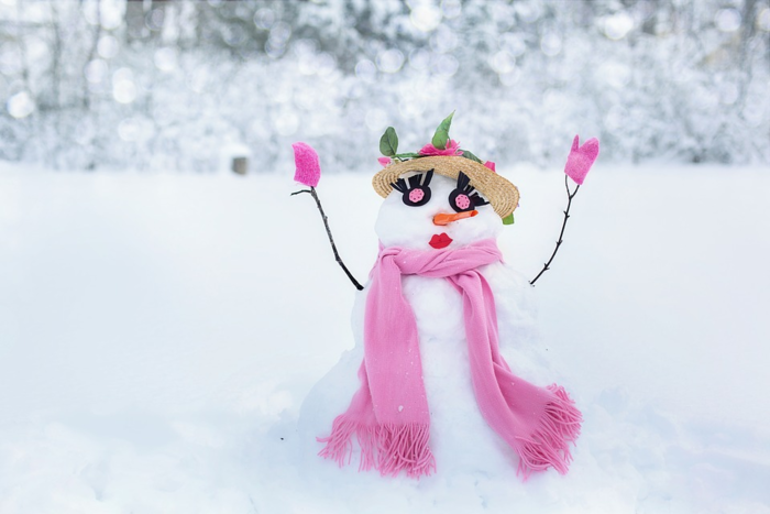 マフラーや麦わら帽でデコレーションされた雪だるま