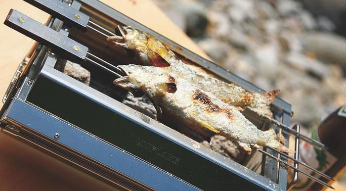 ユニフレームのユニセラTG-IIIで鮎の丸焼きを焼く様子