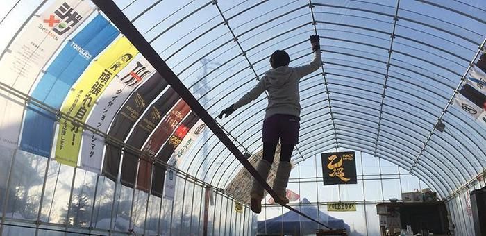 スラックラインをする女性の後ろ姿