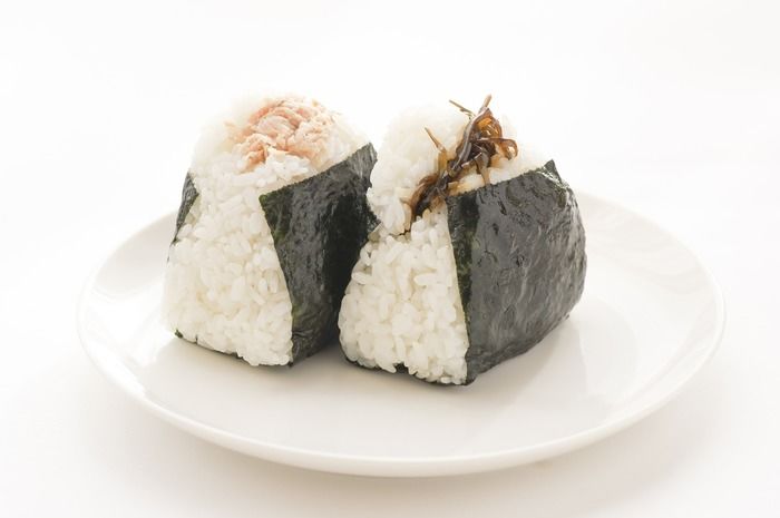 お皿にのったおにぎり