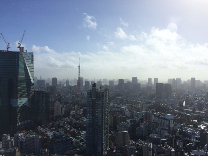 青空とオフィスビル