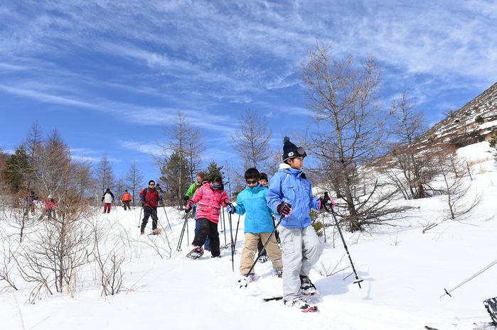 雪の中を歩く子供たち