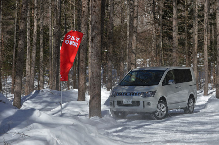 雪山を走るパジェロ