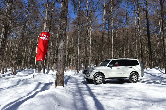 雪山を走るパジェロを横からみた様子