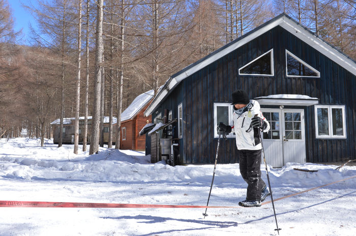 雪上スラックラインを楽しむ男の子