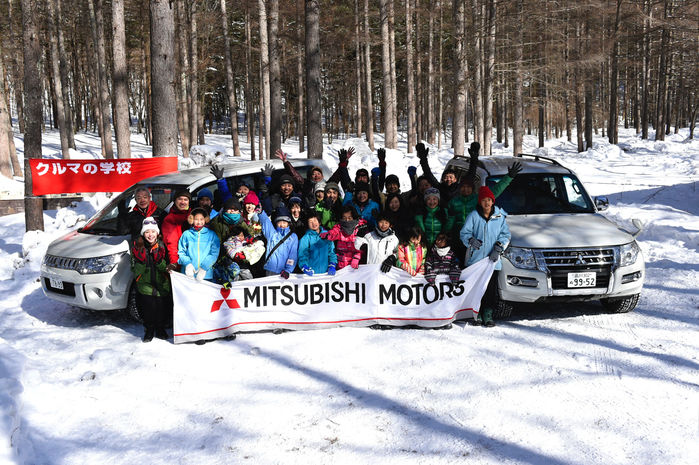 スノーシューツアー&雪上試乗体験を終えた人々の集合写真