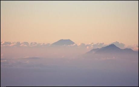 雲のから少し見える鳳凰三山