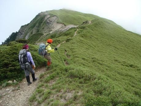 鳳凰三山の山頂を目指す人