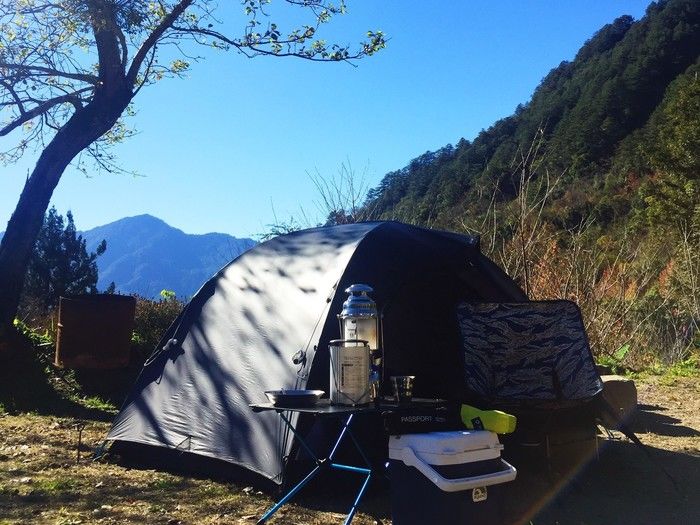山岳に張られたヘリノックのテント