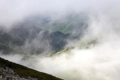 雲で隠れる木曽駒ケ岳からの景色