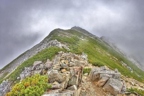 岩の多い険しい山