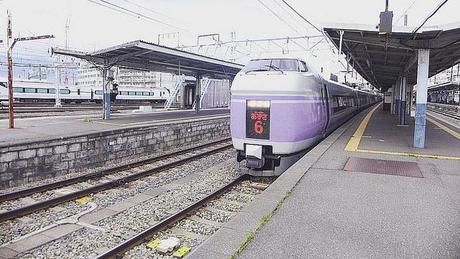 ホームに停まった電車