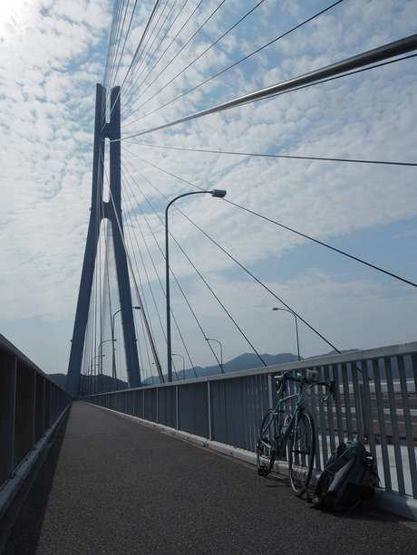 しまなみ海道の橋に立てかけられた自転車