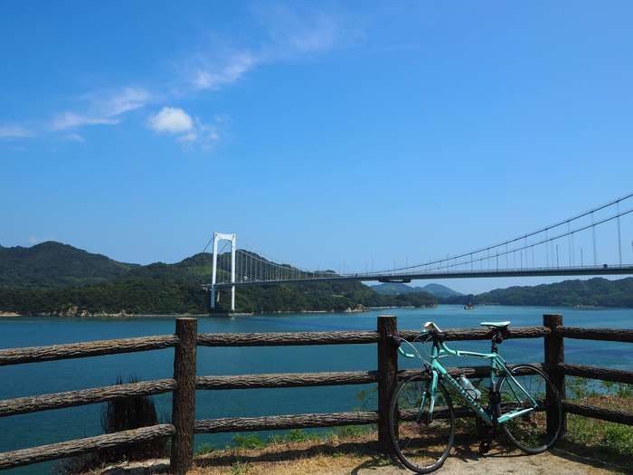 しまなみ海道に立てかけられた自転車