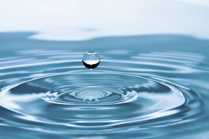 水滴が落ちた水面の様子