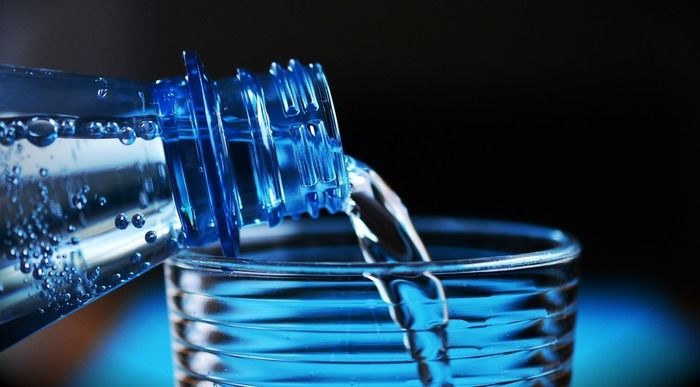コップに水を注いでいる様子