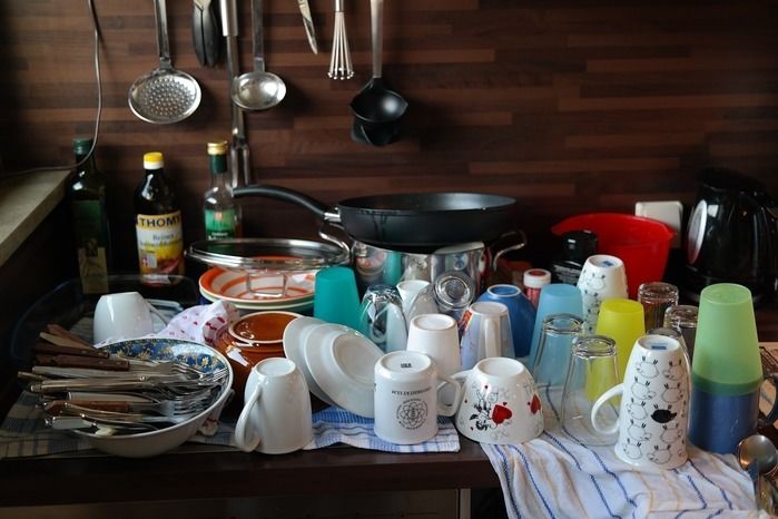 食器や調理器具で溢れかえっている台所