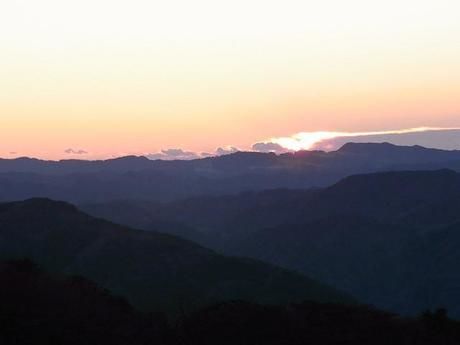 剣山頂上ヒュッテ雲海荘から見た夕暮れ時の景色