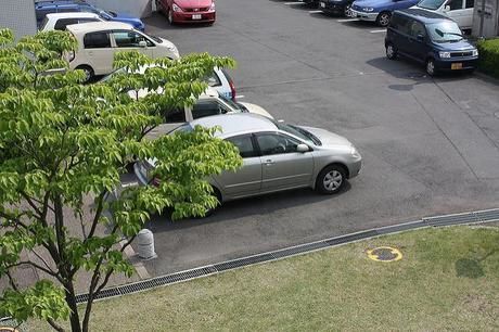 駐車場に停められた車