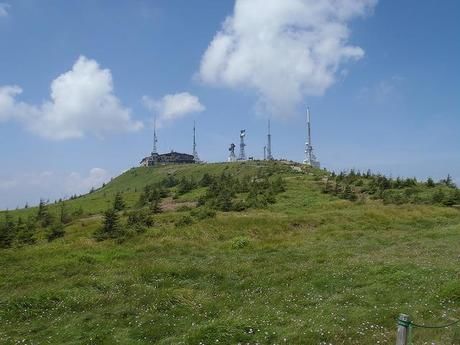 青空と山と山の上に立つ建物