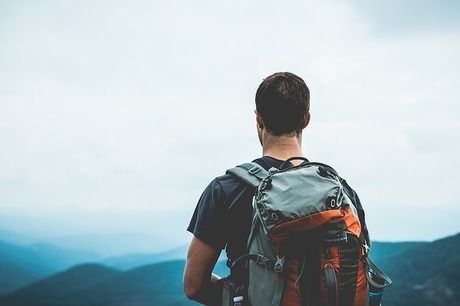 リュックを背負った男性の後ろ姿