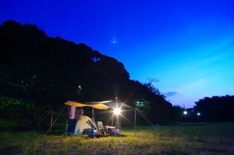 暗闇に光るソロキャンプサイト