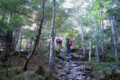 薮沢小屋ルートを歩く2人組