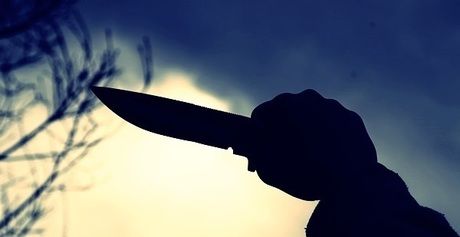 空にかざしたナイフ