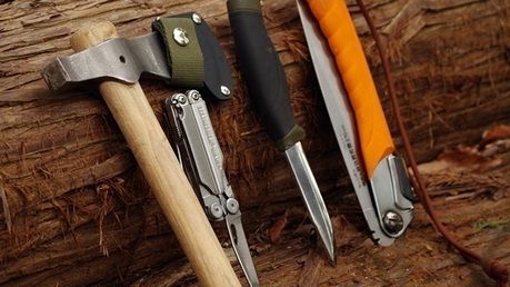 木材に立てかけられた工具