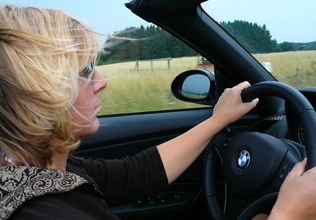 運転をする女性