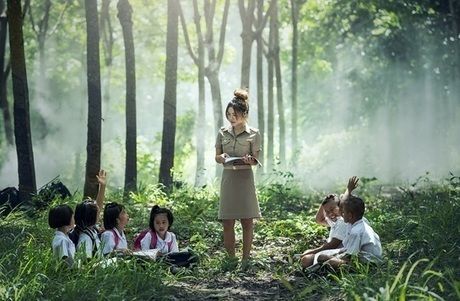 森の中に座る子供たち