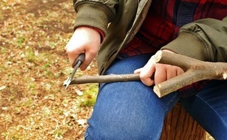 腿の外側で枝を切るやり方