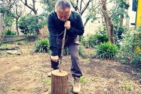 ナイフで棒の先を切る様子