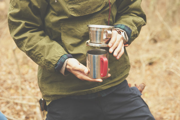 コーヒーカップを持つ男性