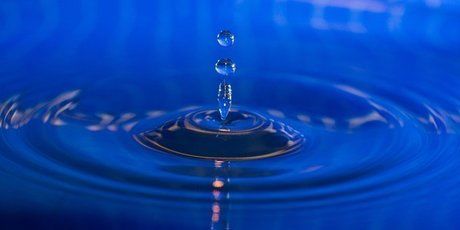 水滴が落ちている水面の様子