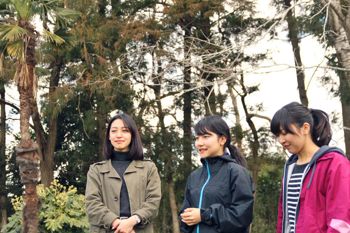 テント設営にチャレンジする前の女性3人