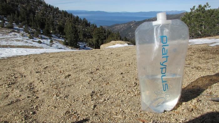 砂の上に置かれた水が入ったプラティパス容器
